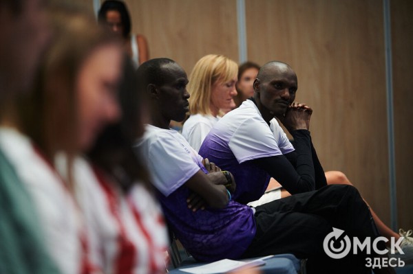 "Снова отправимся в баню". Кенийские бегуны намерены побить рекорд омского марафона