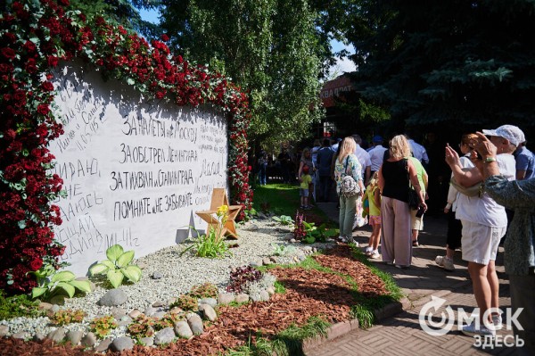 Маленькие цветы о великих историях. Омская "Флора" открылась в 73-й раз
