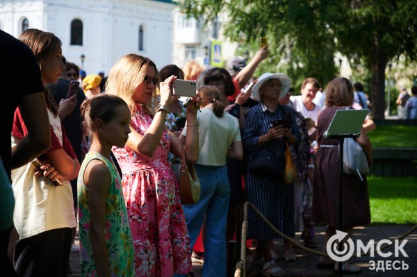 Маленькие цветы о великих историях. Омская "Флора" открылась в 73-й раз