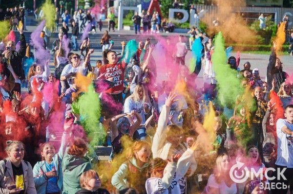 Осторожно, очень ярко! Омичи "раскрасили" последний месяц лета