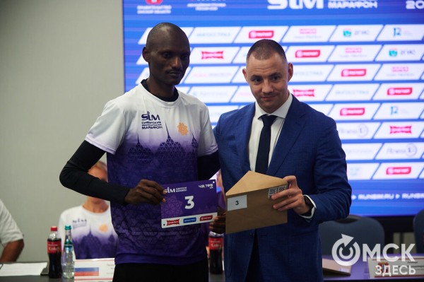 "Снова отправимся в баню". Кенийские бегуны намерены побить рекорд омского марафона