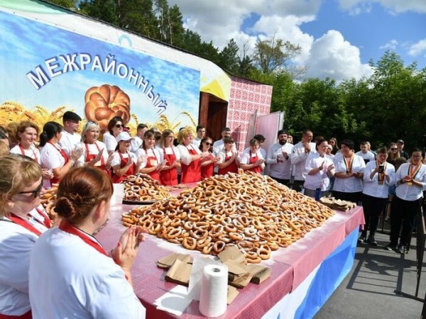 Ниточка из прошлого в будущее: калачинцы вписали свою традицию в книгу рекордов