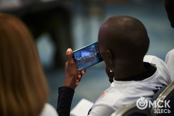 "Снова отправимся в баню". Кенийские бегуны намерены побить рекорд омского марафона