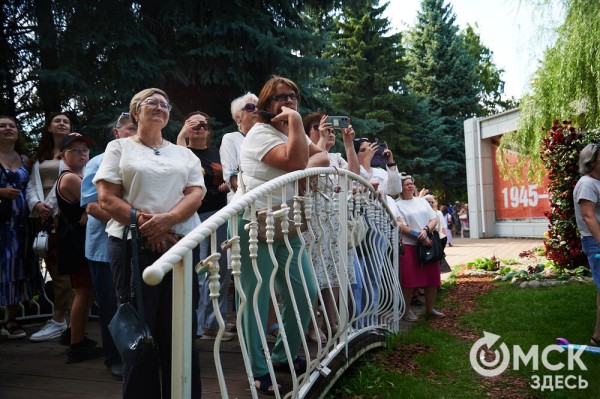 Маленькие цветы о великих историях. Омская "Флора" открылась в 73-й раз