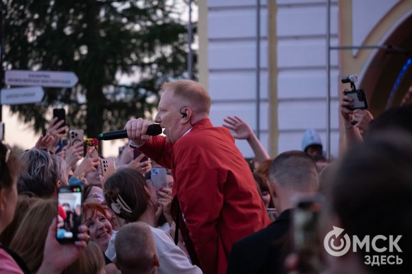 Музыкальный "звездопад". Именитые артисты поздравили Омск с праздником Музыкальный "звездопад". Именитые артисты поздравили Омск с праздником
