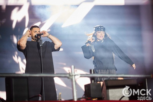 Музыкальный "звездопад". Именитые артисты поздравили Омск с праздником Музыкальный "звездопад". Именитые артисты поздравили Омск с праздником