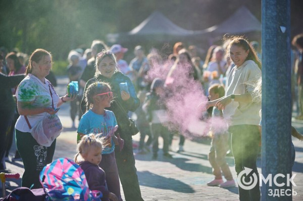 Осторожно, очень ярко! Омичи "раскрасили" последний месяц лета