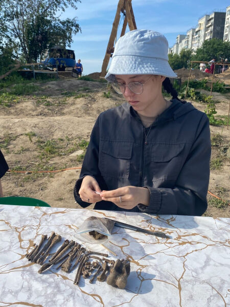 Омские студенты откопали "суповой набор" на берегу Енисея