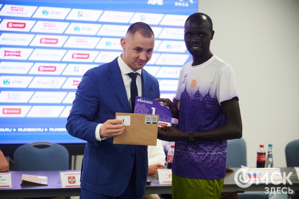 "Снова отправимся в баню". Кенийские бегуны намерены побить рекорд омского марафона