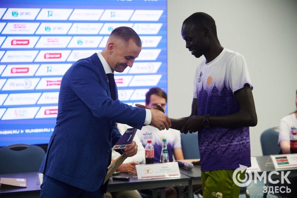 "Снова отправимся в баню". Кенийские бегуны намерены побить рекорд омского марафона