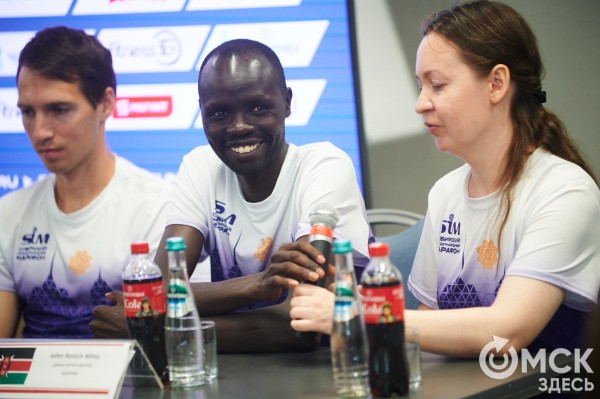 "Снова отправимся в баню". Кенийские бегуны намерены побить рекорд омского марафона