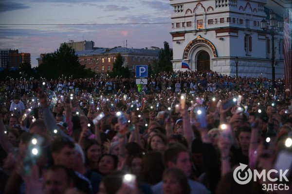 Музыкальный "звездопад". Именитые артисты поздравили Омск с праздником Музыкальный "звездопад". Именитые артисты поздравили Омск с праздником