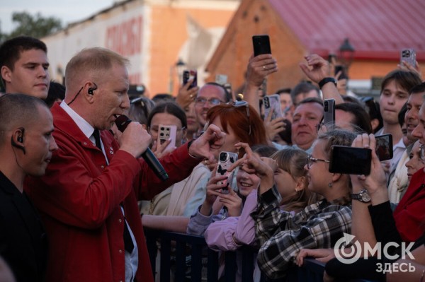 Музыкальный "звездопад". Именитые артисты поздравили Омск с праздником Музыкальный "звездопад". Именитые артисты поздравили Омск с праздником