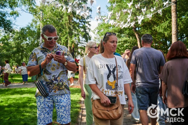 Маленькие цветы о великих историях. Омская "Флора" открылась в 73-й раз