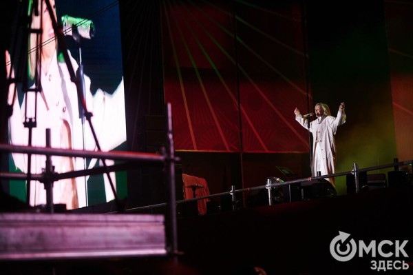 Музыкальный "звездопад". Именитые артисты поздравили Омск с праздником Музыкальный "звездопад". Именитые артисты поздравили Омск с праздником