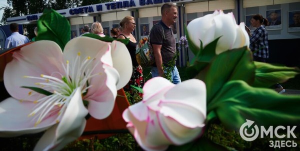Маленькие цветы о великих историях. Омская "Флора" открылась в 73-й раз