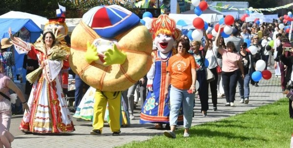 Ниточка из прошлого в будущее: калачинцы вписали свою традицию в книгу рекордов