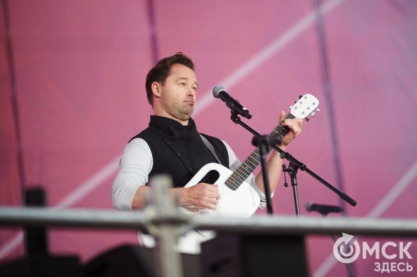 Музыкальный "звездопад". Именитые артисты поздравили Омск с праздником Музыкальный "звездопад". Именитые артисты поздравили Омск с праздником