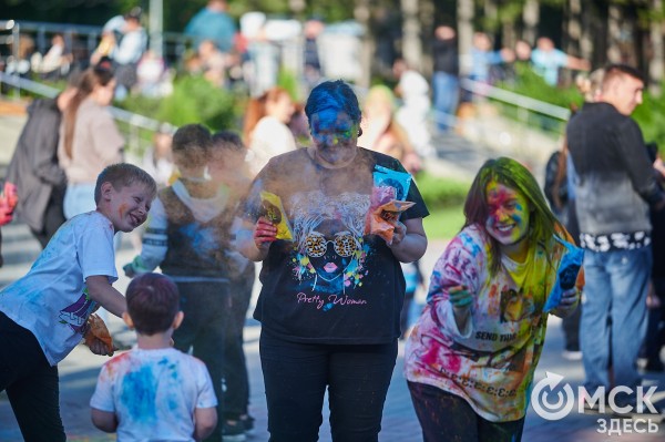Осторожно, очень ярко! Омичи "раскрасили" последний месяц лета
