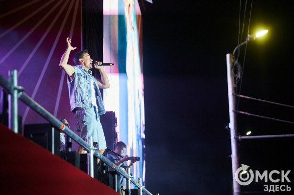 Музыкальный "звездопад". Именитые артисты поздравили Омск с праздником Музыкальный "звездопад". Именитые артисты поздравили Омск с праздником