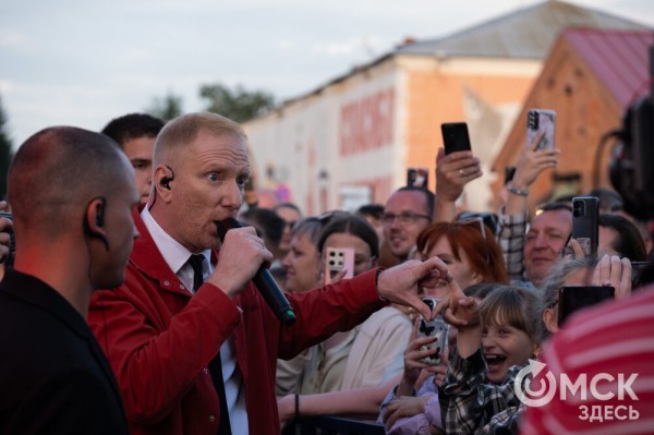 Музыкальный "звездопад". Именитые артисты поздравили Омск с праздником Музыкальный "звездопад". Именитые артисты поздравили Омск с праздником