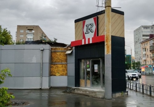 В Омске на остановке «Рабиновича» начали снос одного из старейших ресторанов Rostic’s