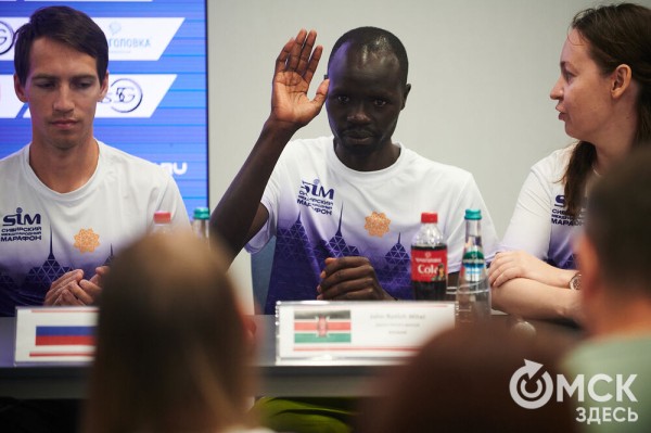 "Снова отправимся в баню". Кенийские бегуны намерены побить рекорд омского марафона