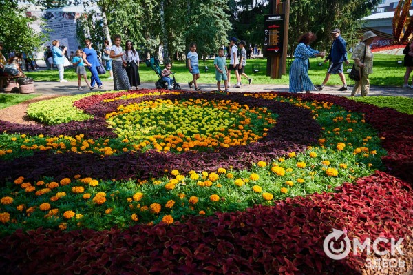 Маленькие цветы о великих историях. Омская "Флора" открылась в 73-й раз