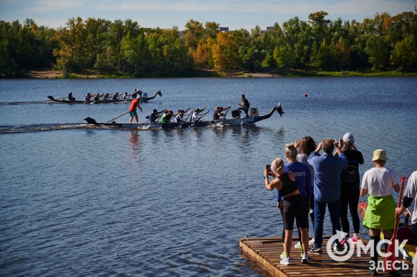В Омске прошли соревнования по гребле на лодках "Дракон", байдарках и каноэ