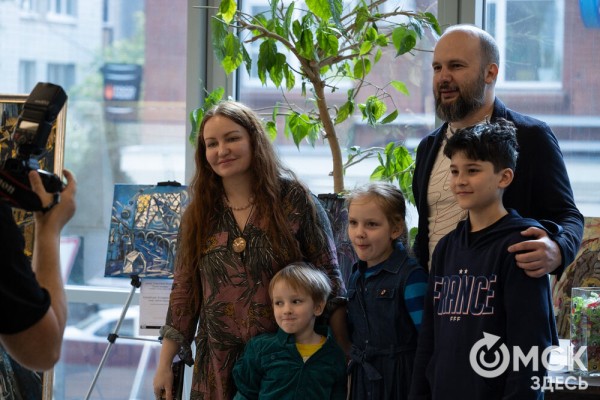 Квантовые вибрации: художники разгадывают тайны цифровой вселенной через цвет и форму