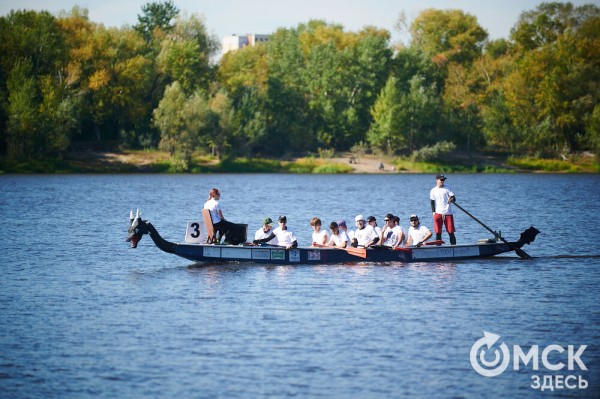В Омске прошли соревнования по гребле на лодках "Дракон", байдарках и каноэ