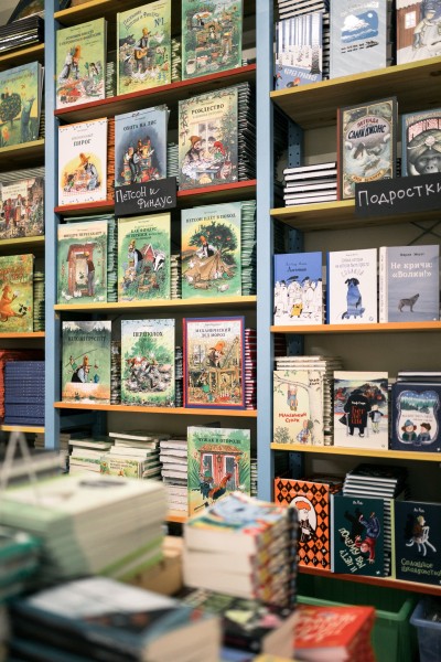 "Дистанцироваться от цифрового мира". Пиар-директор издательства о неудобных темах, книжных блогерах и чтении под сериалы