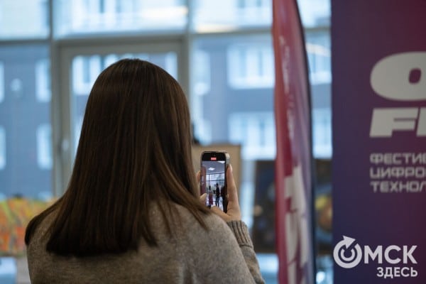 Квантовые вибрации: художники разгадывают тайны цифровой вселенной через цвет и форму