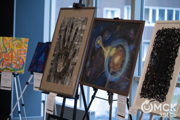 Квантовые вибрации: художники разгадывают тайны цифровой вселенной через цвет и форму