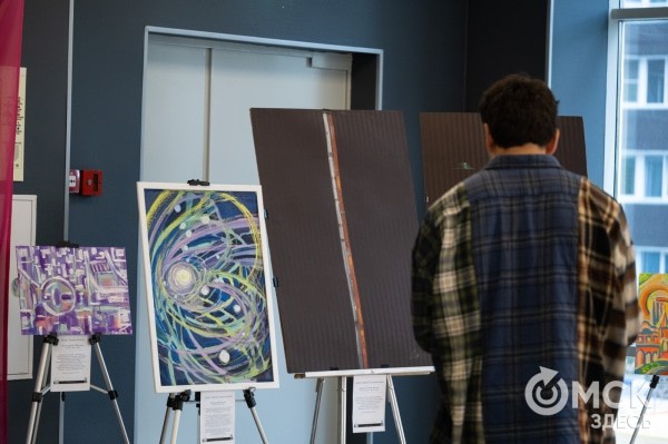 Квантовые вибрации: художники разгадывают тайны цифровой вселенной через цвет и форму