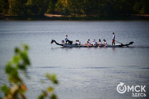 В Омске прошли соревнования по гребле на лодках "Дракон", байдарках и каноэ