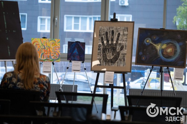 Квантовые вибрации: художники разгадывают тайны цифровой вселенной через цвет и форму