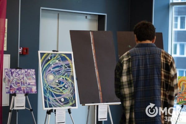 Квантовые вибрации: художники разгадывают тайны цифровой вселенной через цвет и форму