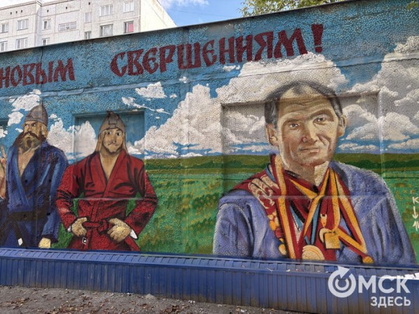 Словно герой фильма Гая Ричи. Омский граффитсит посвятил мурал тренеру 