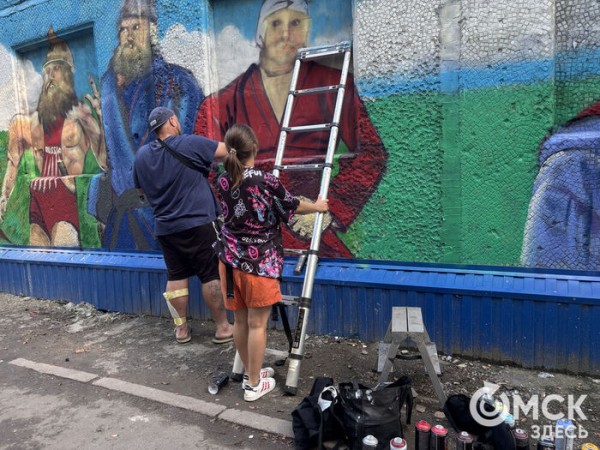Словно герой фильма Гая Ричи. Омский граффитсит посвятил мурал тренеру 