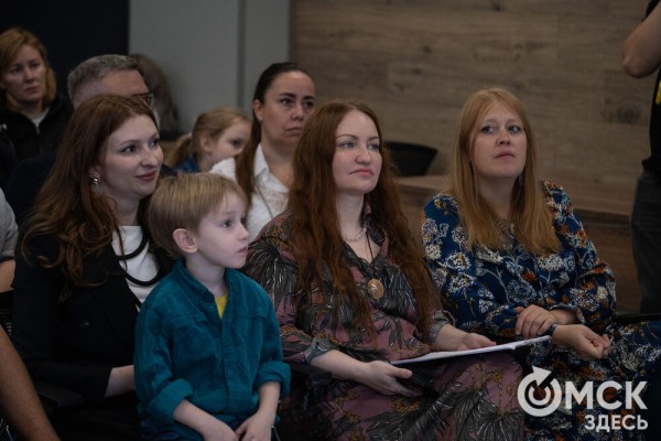 Квантовые вибрации: художники разгадывают тайны цифровой вселенной через цвет и форму