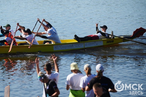 В Омске прошли соревнования по гребле на лодках "Дракон", байдарках и каноэ