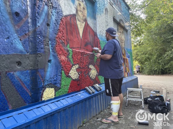 Словно герой фильма Гая Ричи. Омский граффитсит посвятил мурал тренеру 