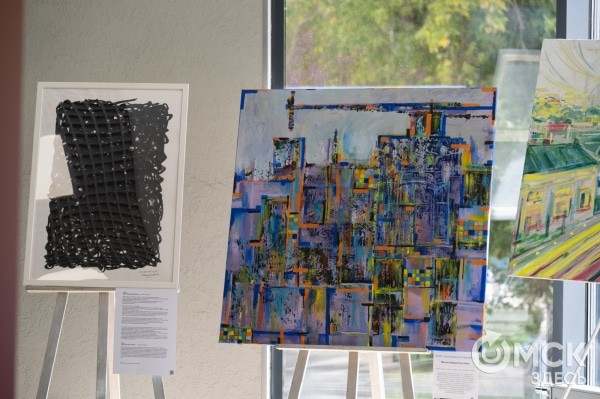 Квантовые вибрации: художники разгадывают тайны цифровой вселенной через цвет и форму