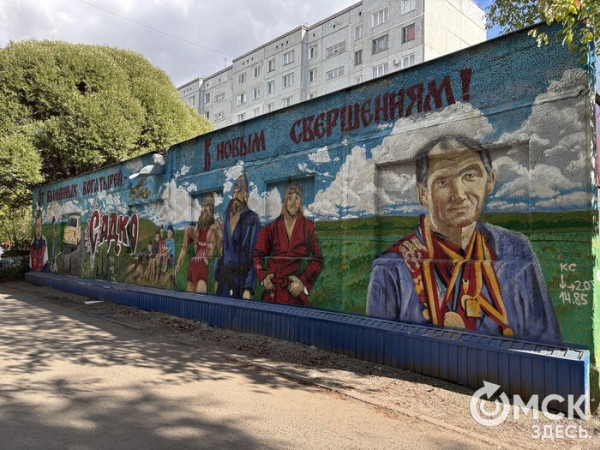 Словно герой фильма Гая Ричи. Омский граффитсит посвятил мурал тренеру 