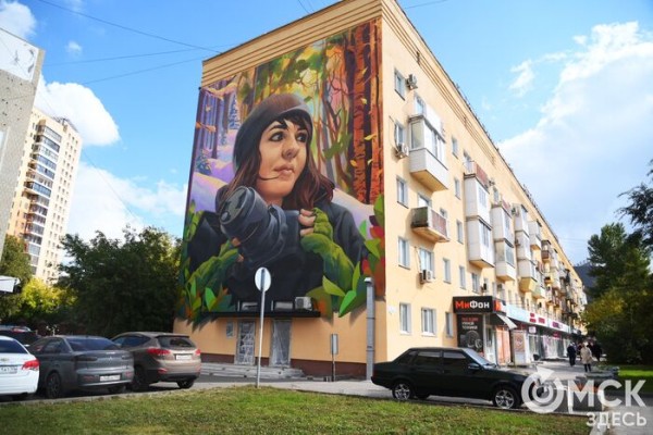 Почти всегда с фотоаппаратом. В Омске закончили граффити в память о Лене Латыповой