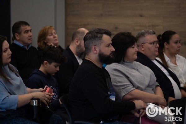 Квантовые вибрации: художники разгадывают тайны цифровой вселенной через цвет и форму