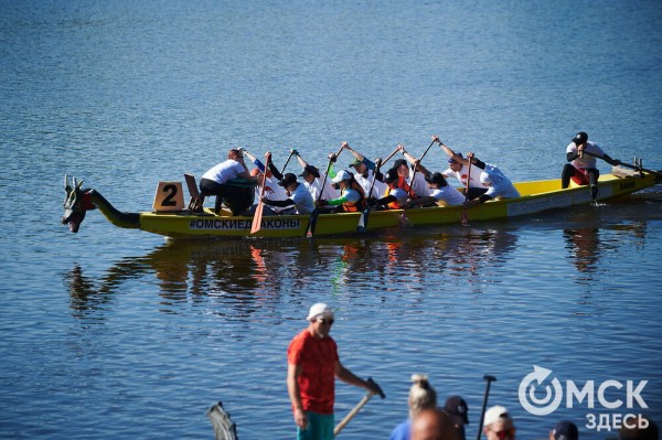 В Омске прошли соревнования по гребле на лодках "Дракон", байдарках и каноэ