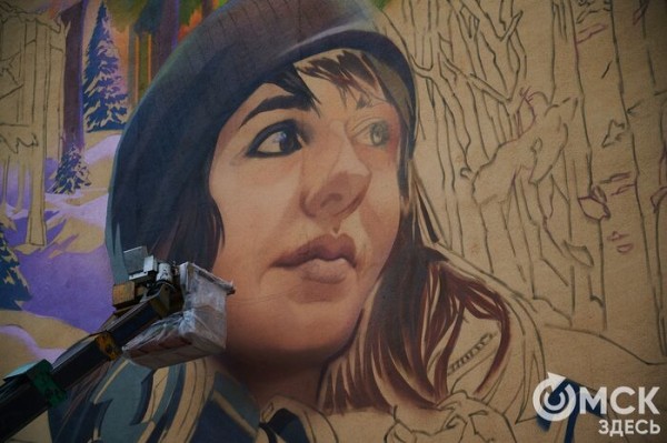 Почти всегда с фотоаппаратом. В Омске закончили граффити в память о Лене Латыповой