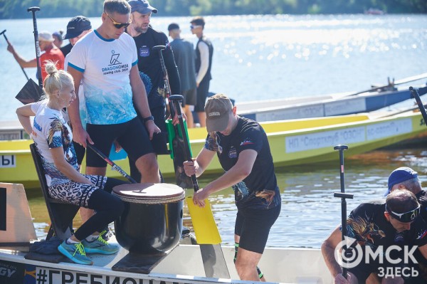 В Омске прошли соревнования по гребле на лодках "Дракон", байдарках и каноэ